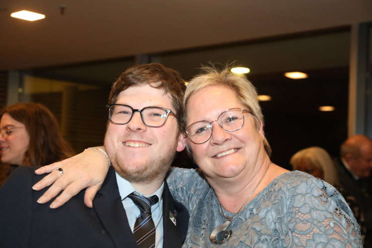 Locker in der Hüfte, immer ein Lächeln im Gesicht: KURT zeigt die schönsten Fotos des USK-Apfelsinenballs