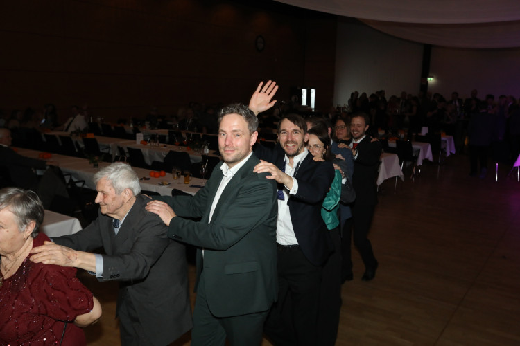 Locker in der Hüfte, immer ein Lächeln im Gesicht: KURT zeigt die schönsten Fotos des USK-Apfelsinenballs