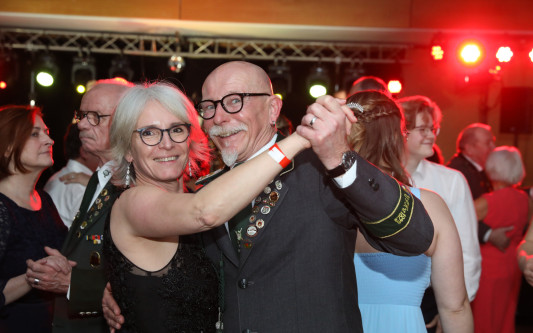 Locker in der Hüfte, immer ein Lächeln im Gesicht: KURT zeigt die schönsten Fotos des USK-Apfelsinenballs