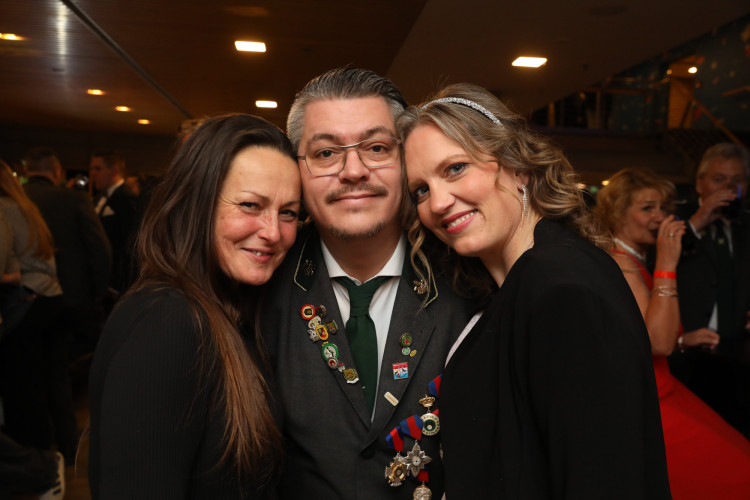 Locker in der Hüfte, immer ein Lächeln im Gesicht: KURT zeigt die schönsten Fotos des USK-Apfelsinenballs