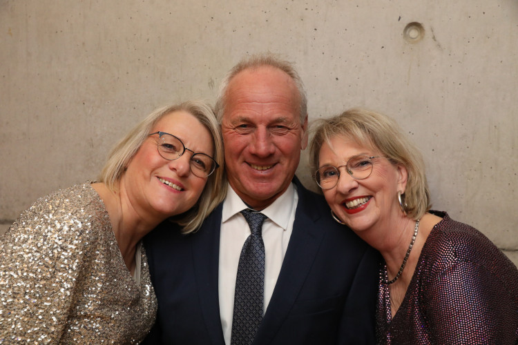 Locker in der Hüfte, immer ein Lächeln im Gesicht: KURT zeigt die schönsten Fotos des USK-Apfelsinenballs