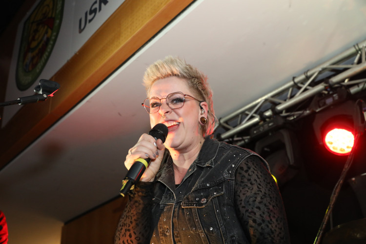 Locker in der Hüfte, immer ein Lächeln im Gesicht: KURT zeigt die schönsten Fotos des USK-Apfelsinenballs