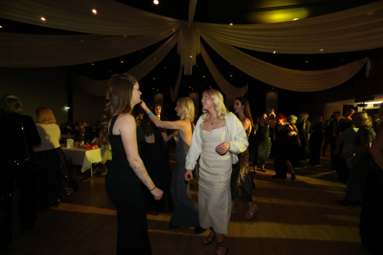 Locker in der Hüfte, immer ein Lächeln im Gesicht: KURT zeigt die schönsten Fotos des USK-Apfelsinenballs