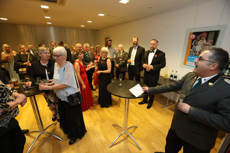 Locker in der Hüfte, immer ein Lächeln im Gesicht: KURT zeigt die schönsten Fotos des USK-Apfelsinenballs