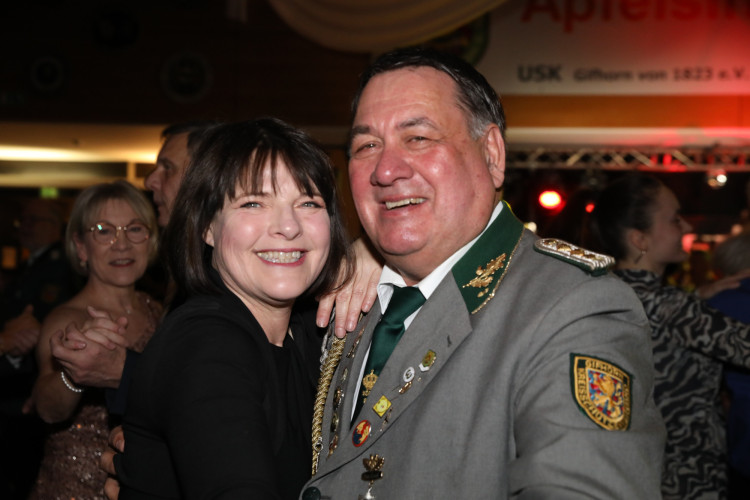 Locker in der Hüfte, immer ein Lächeln im Gesicht: KURT zeigt die schönsten Fotos des USK-Apfelsinenballs