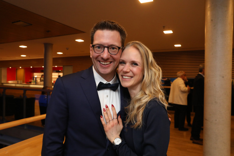 Locker in der Hüfte, immer ein Lächeln im Gesicht: KURT zeigt die schönsten Fotos des USK-Apfelsinenballs