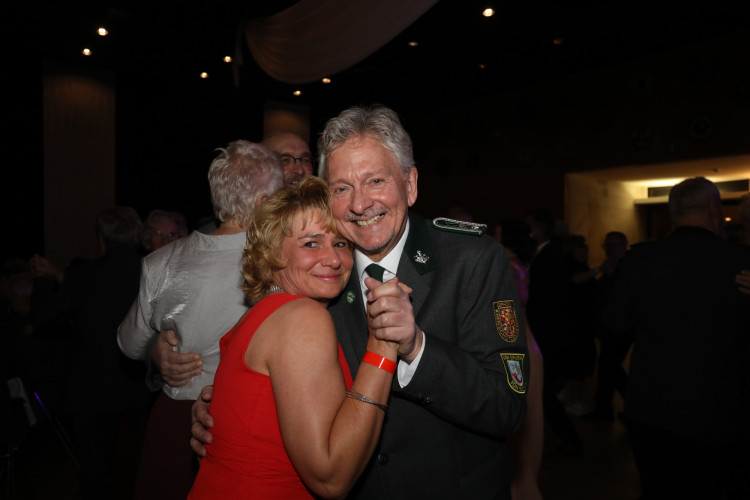 Locker in der Hüfte, immer ein Lächeln im Gesicht: KURT zeigt die schönsten Fotos des USK-Apfelsinenballs