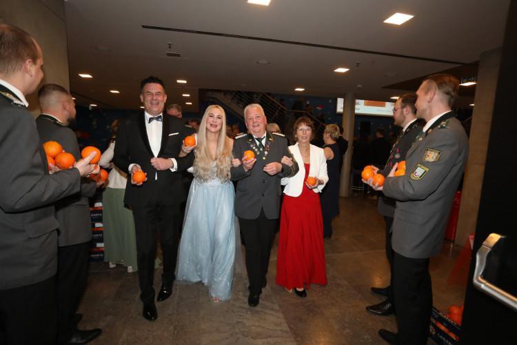 Locker in der Hüfte, immer ein Lächeln im Gesicht: KURT zeigt die schönsten Fotos des USK-Apfelsinenballs