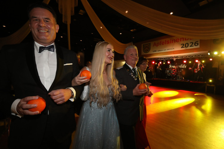 Locker in der Hüfte, immer ein Lächeln im Gesicht: KURT zeigt die schönsten Fotos des USK-Apfelsinenballs