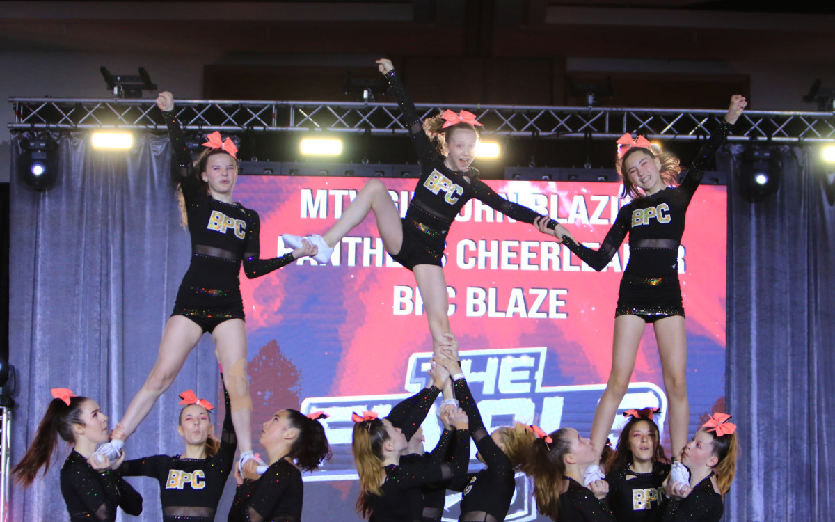 Orlandominanz des MTV Gifhorn in den USA: Cheerleader der Blazing Panthers schnappen sich Platz eins