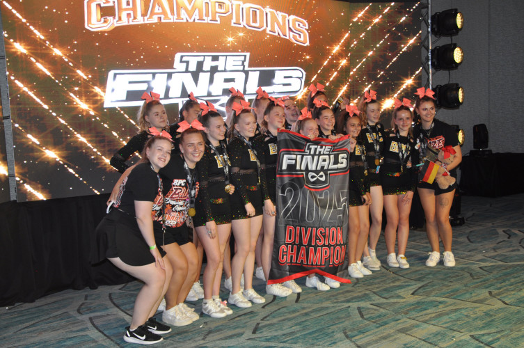 Orlandominanz des MTV Gifhorn in den USA: Cheerleader der Blazing Panthers schnappen sich Platz eins