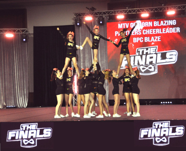 Orlandominanz des MTV Gifhorn in den USA: Cheerleader der Blazing Panthers schnappen sich Platz eins