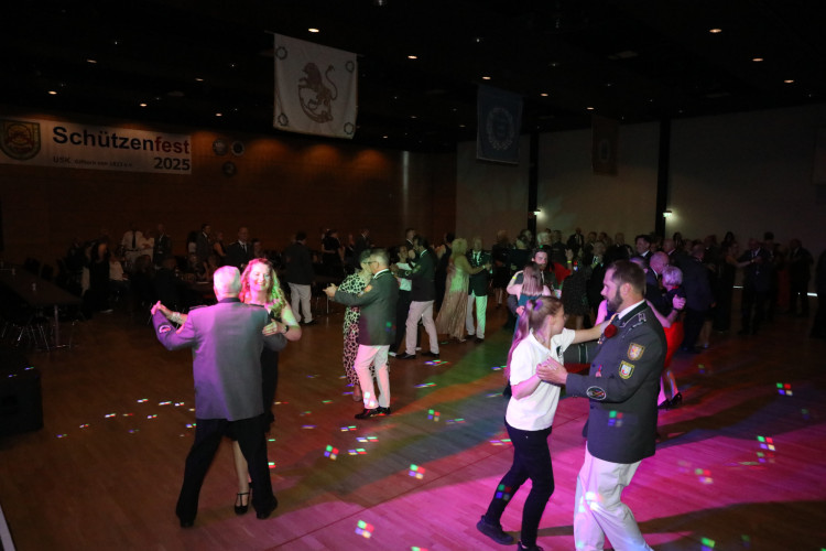Premiere der Schützenfest-Disko, Ball im BSK-Saal: Wir zeigen Euch die Party-Fotos vom Freitagabend des Gifhorner Schützenfestes