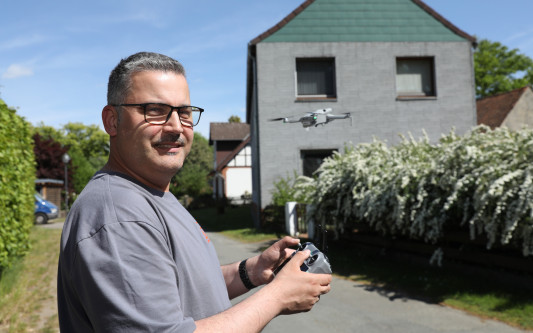 So schnell wurde das Dach noch nie vermessen: Thomas Henke setzt neuerdings auf Drohnenflug und Künstliche Intelligenz