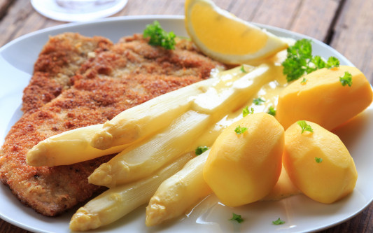 Tolle Aktionstage im Wilscher Restaurant: Spargelbuffet, Frühstücksbuffet und Schnitzel satt im Deutschen Heinrich