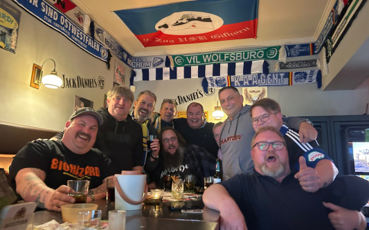 Und noch ein Grund zum Feiern: 9. Zug USK und zwei Gifhorner Kneipen freuen sich über verlorene Flaggen