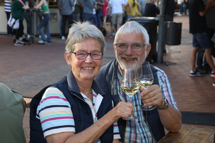 Volle Gläser, beste Stimmung: KURT zeigt die schönsten Fotos vom Gifhorner Weinfest