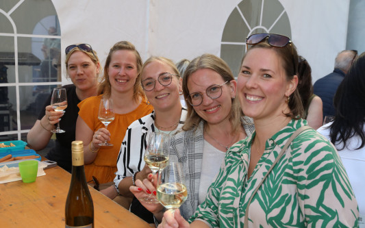 Volle Gläser, beste Stimmung: KURT zeigt die schönsten Fotos vom Gifhorner Weinfest