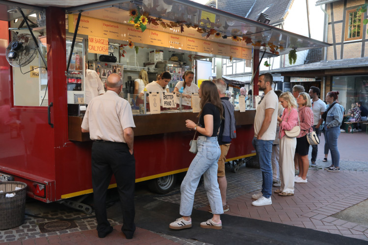 Volle Gläser, beste Stimmung: KURT zeigt die schönsten Fotos vom Gifhorner Weinfest