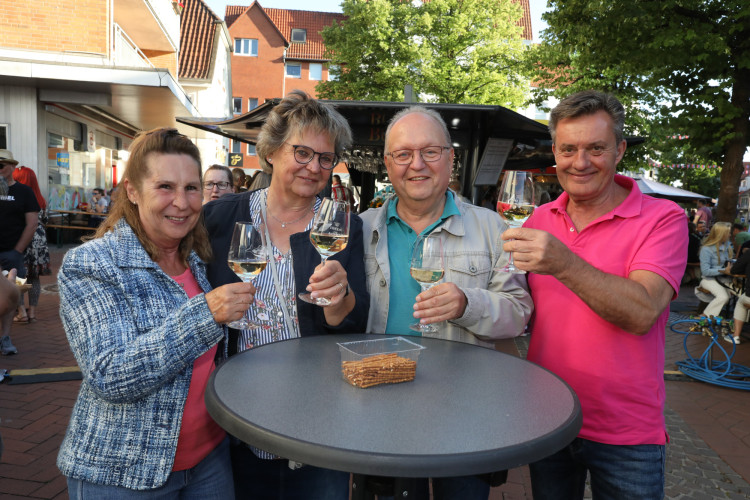 Volle Gläser, beste Stimmung: KURT zeigt die schönsten Fotos vom Gifhorner Weinfest