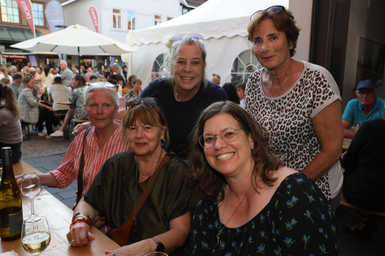 Volle Gläser, beste Stimmung: KURT zeigt die schönsten Fotos vom Gifhorner Weinfest