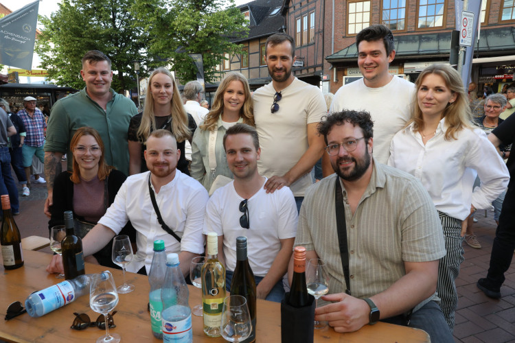 Volle Gläser, beste Stimmung: KURT zeigt die schönsten Fotos vom Gifhorner Weinfest