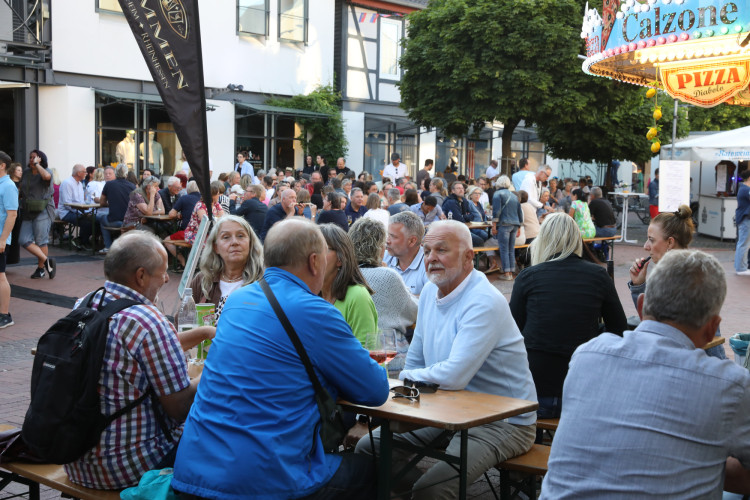 Volle Gläser, beste Stimmung: KURT zeigt die schönsten Fotos vom Gifhorner Weinfest