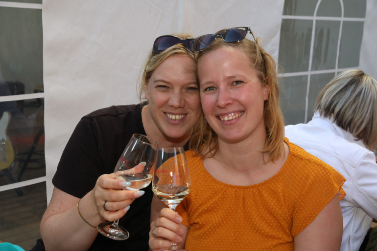 Volle Gläser, beste Stimmung: KURT zeigt die schönsten Fotos vom Gifhorner Weinfest