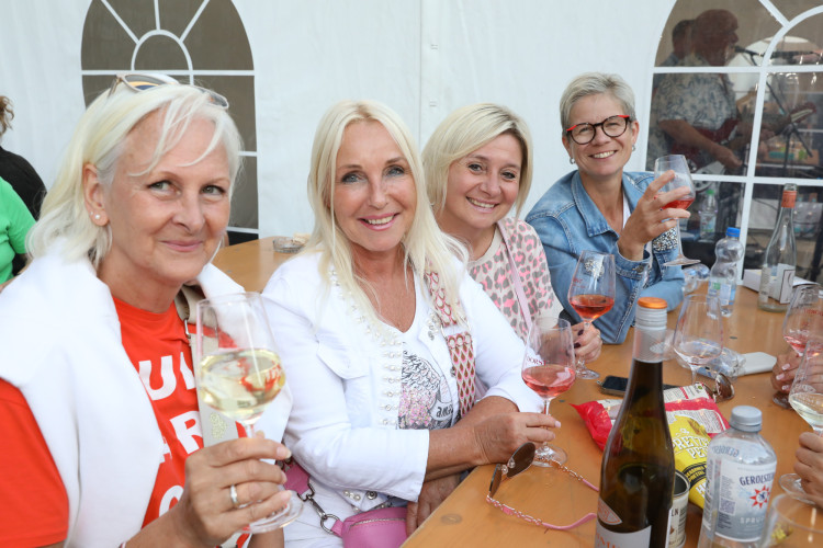 Volle Gläser, beste Stimmung: KURT zeigt die schönsten Fotos vom Gifhorner Weinfest
