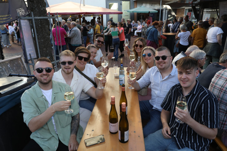 Volle Gläser, beste Stimmung: KURT zeigt die schönsten Fotos vom Gifhorner Weinfest