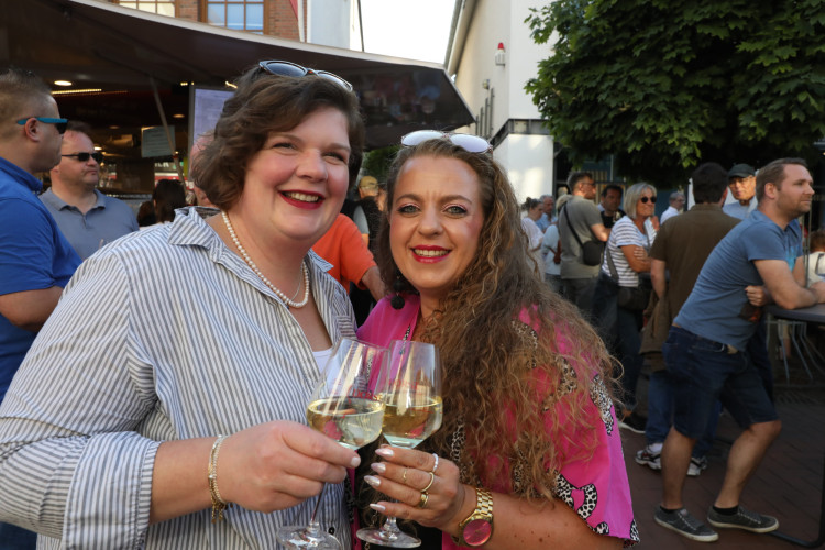 Volle Gläser, beste Stimmung: KURT zeigt die schönsten Fotos vom Gifhorner Weinfest