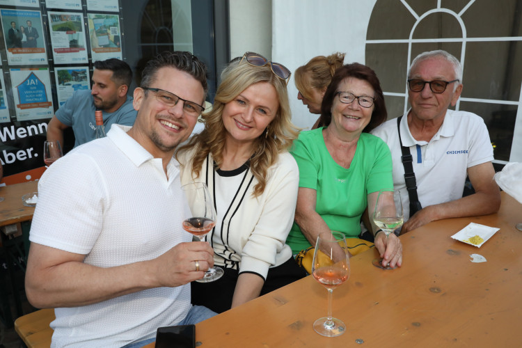Volle Gläser, beste Stimmung: KURT zeigt die schönsten Fotos vom Gifhorner Weinfest