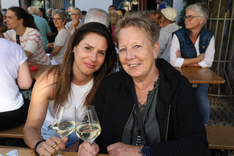 Volle Gläser, beste Stimmung: KURT zeigt die schönsten Fotos vom Gifhorner Weinfest