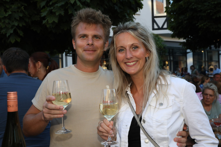 Volle Gläser, beste Stimmung: KURT zeigt die schönsten Fotos vom Gifhorner Weinfest