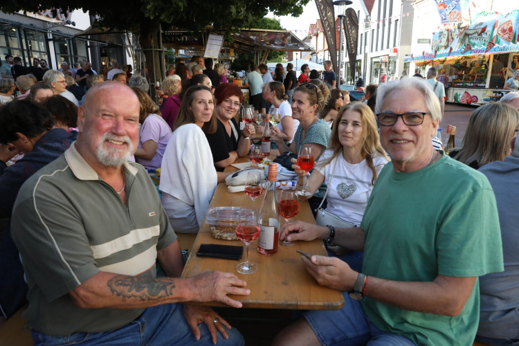 Volle Gläser, beste Stimmung: KURT zeigt die schönsten Fotos vom Gifhorner Weinfest
