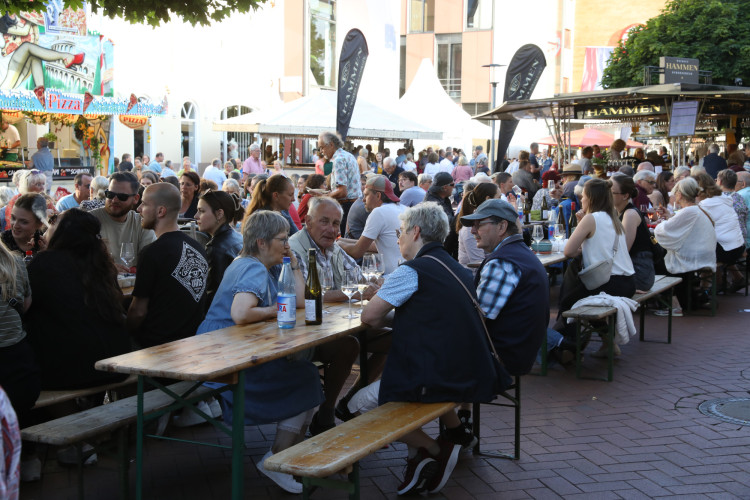 Volle Gläser, beste Stimmung: KURT zeigt die schönsten Fotos vom Gifhorner Weinfest