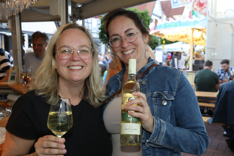 Volle Gläser, beste Stimmung: KURT zeigt die schönsten Fotos vom Gifhorner Weinfest