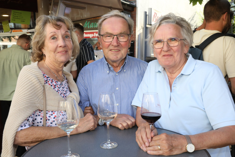 Volle Gläser, beste Stimmung: KURT zeigt die schönsten Fotos vom Gifhorner Weinfest