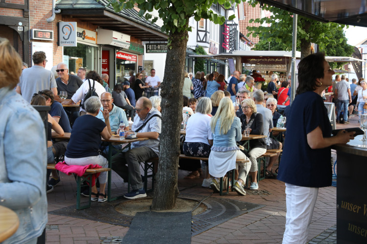 Volle Gläser, beste Stimmung: KURT zeigt die schönsten Fotos vom Gifhorner Weinfest