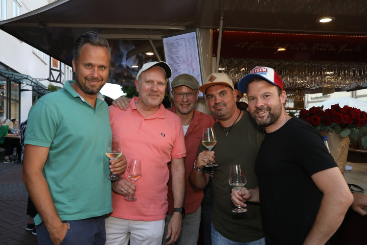 Volle Gläser, beste Stimmung: KURT zeigt die schönsten Fotos vom Gifhorner Weinfest