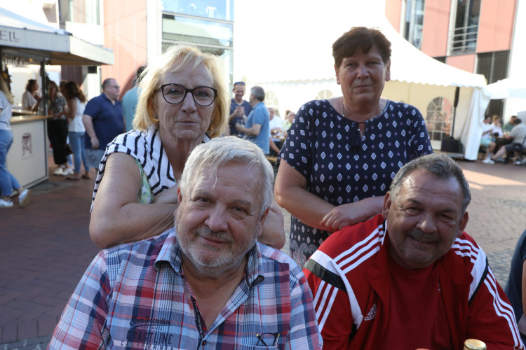 Volle Gläser, beste Stimmung: KURT zeigt die schönsten Fotos vom Gifhorner Weinfest