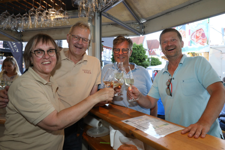 Volle Gläser, beste Stimmung: KURT zeigt die schönsten Fotos vom Gifhorner Weinfest