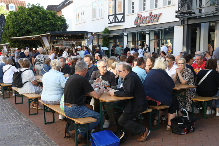 Volle Gläser, beste Stimmung: KURT zeigt die schönsten Fotos vom Gifhorner Weinfest