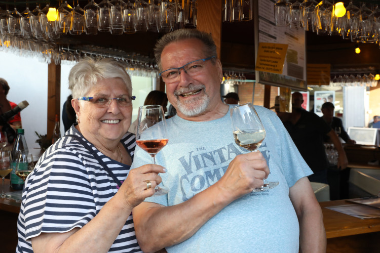 Volle Gläser, beste Stimmung: KURT zeigt die schönsten Fotos vom Gifhorner Weinfest