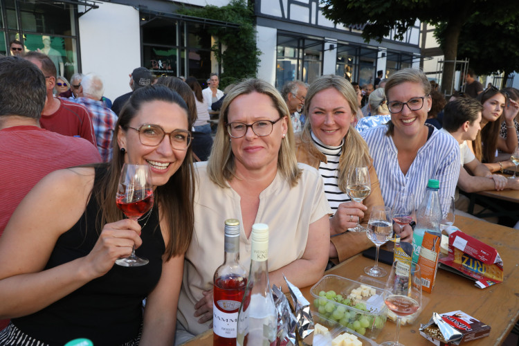 Volle Gläser, beste Stimmung: KURT zeigt die schönsten Fotos vom Gifhorner Weinfest