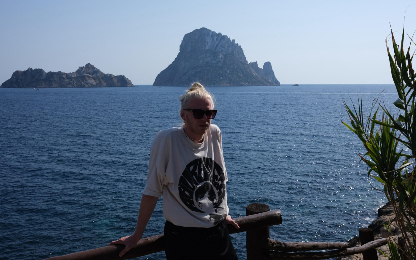 Wie ich mit Dua Lipa tanzte, fast jedenfalls: Unser Kolumnist Malte Schönfeld berichtet von einem Urlaub auf Ibiza